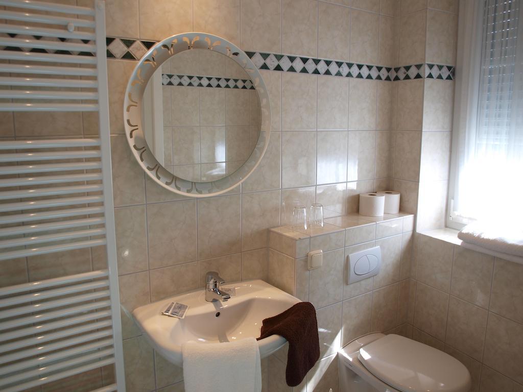 Hotel Gasthof Schuster Und Gaestehaus Rüdesheim am Rhein Chambre photo